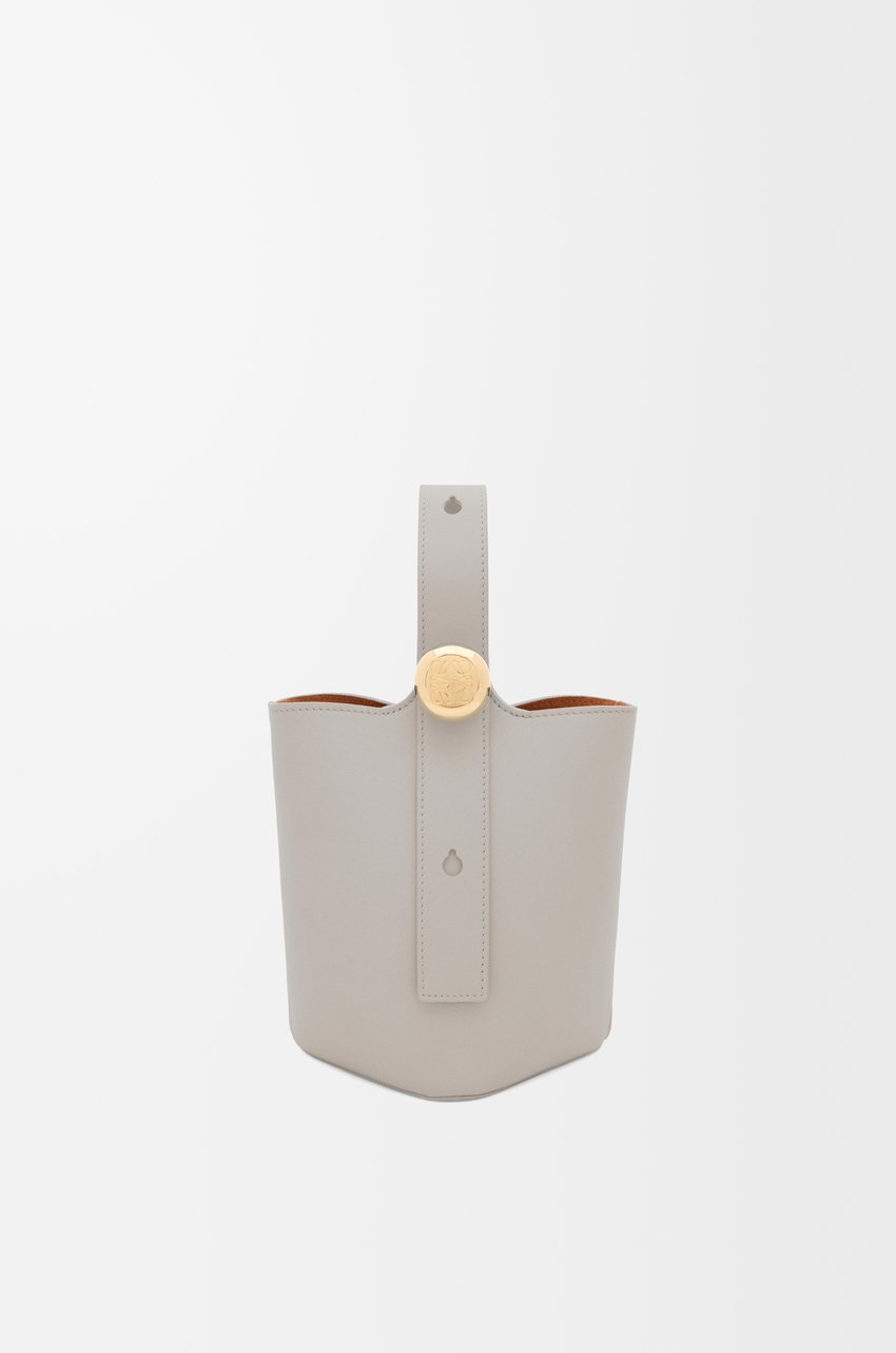 Mini Pebble bucket in smooth calfskin Shell Grey