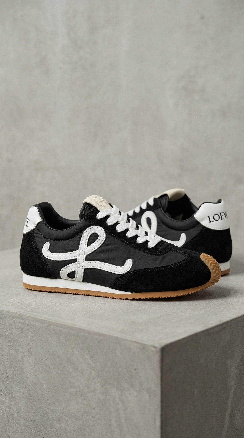 Sneaker Classic Anagram Low – Black & White