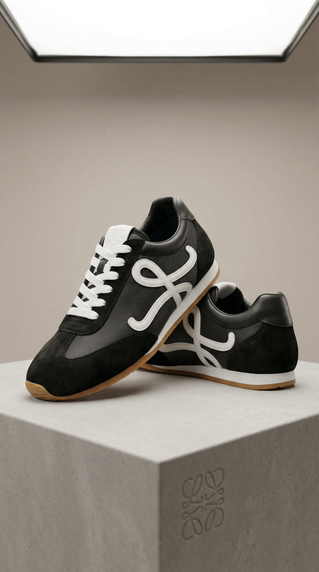 Sneaker Classic Anagram Low – Black & White